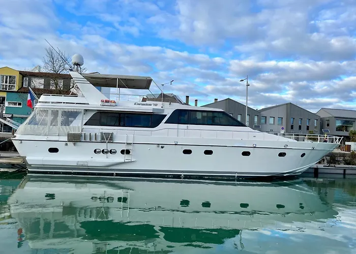 Yacht Aquamarina Vieux Port La Rochelle