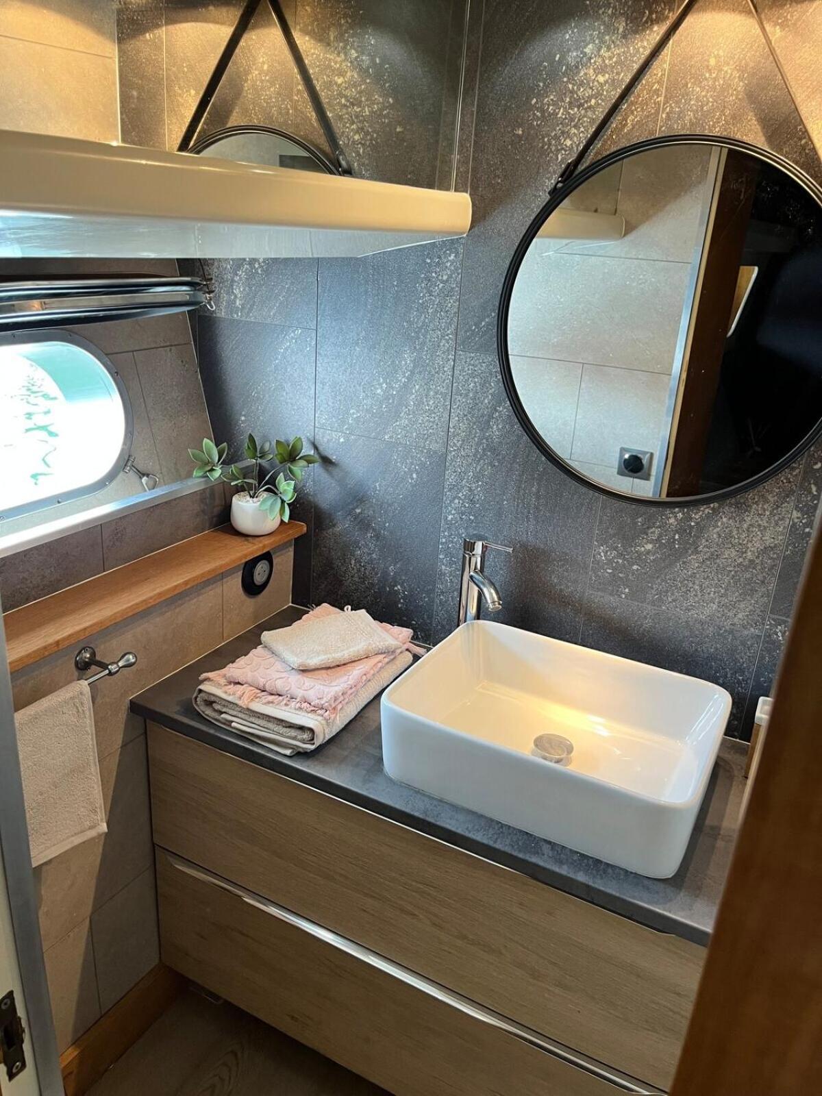 Bateau-hôtel Yacht Aquamarina Vieux Port La Rochelle *