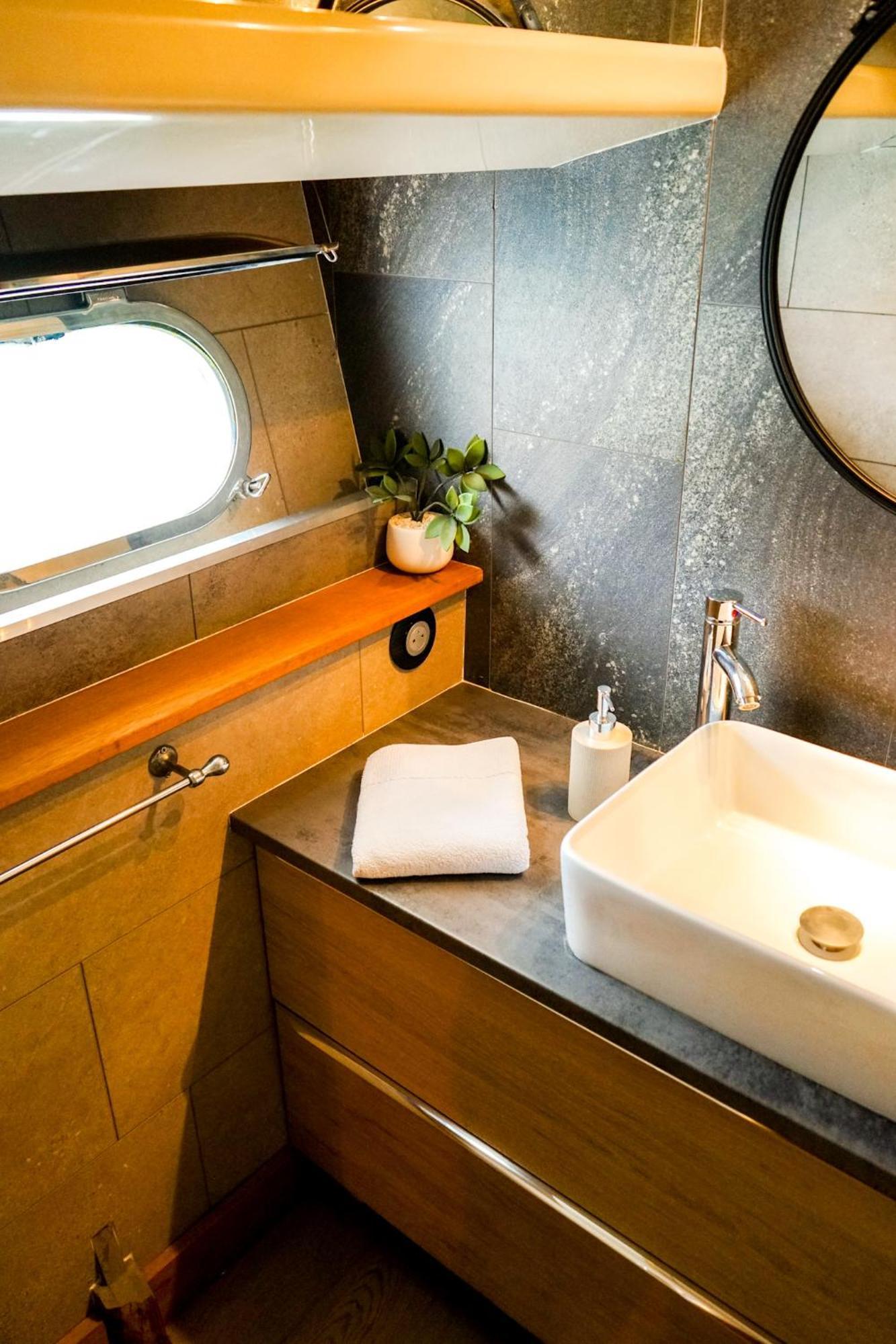 Bateau-hôtel Yacht Aquamarina Vieux Port La Rochelle *