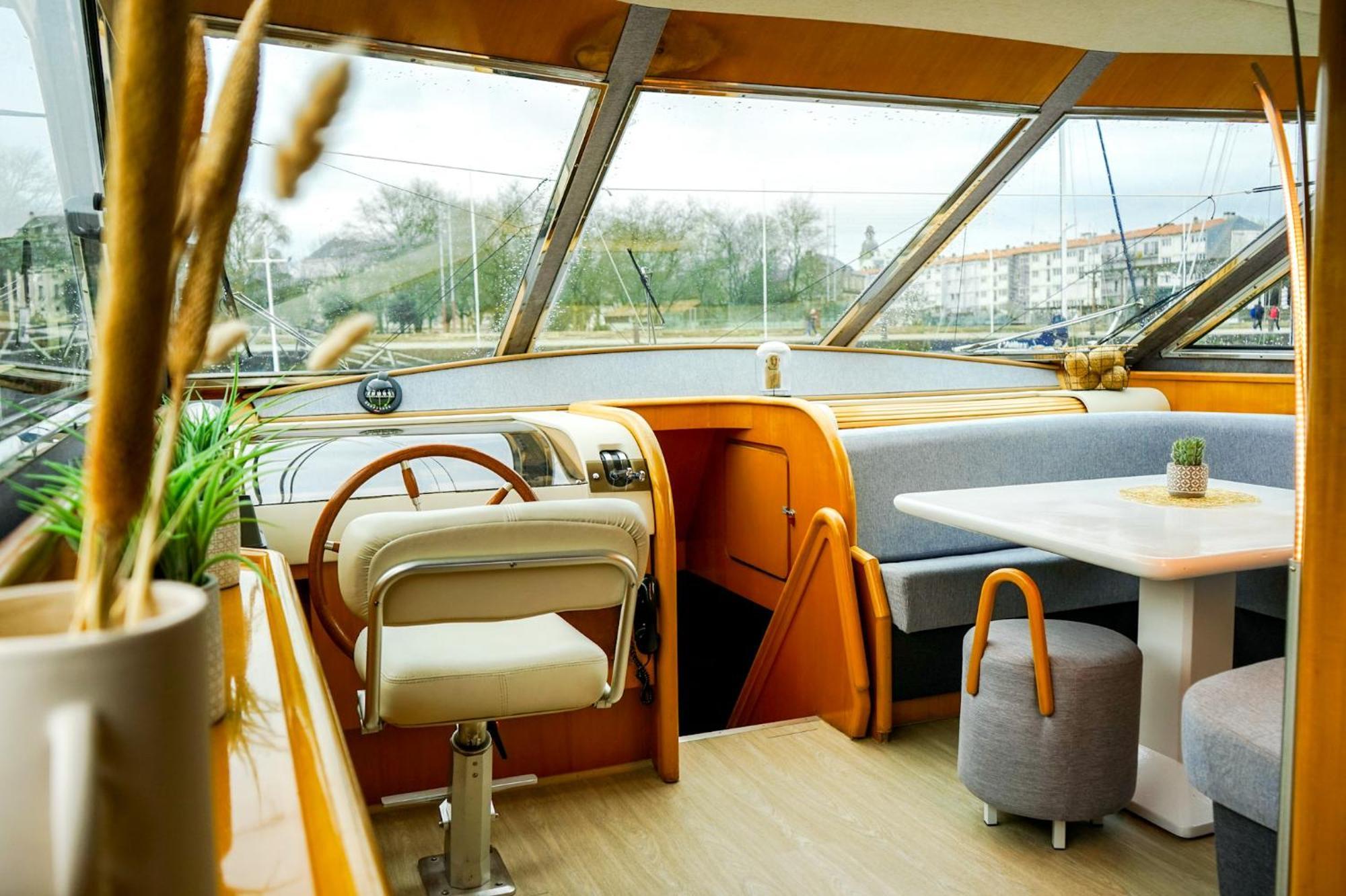 Bateau-hôtel Yacht Aquamarina Vieux Port La Rochelle *