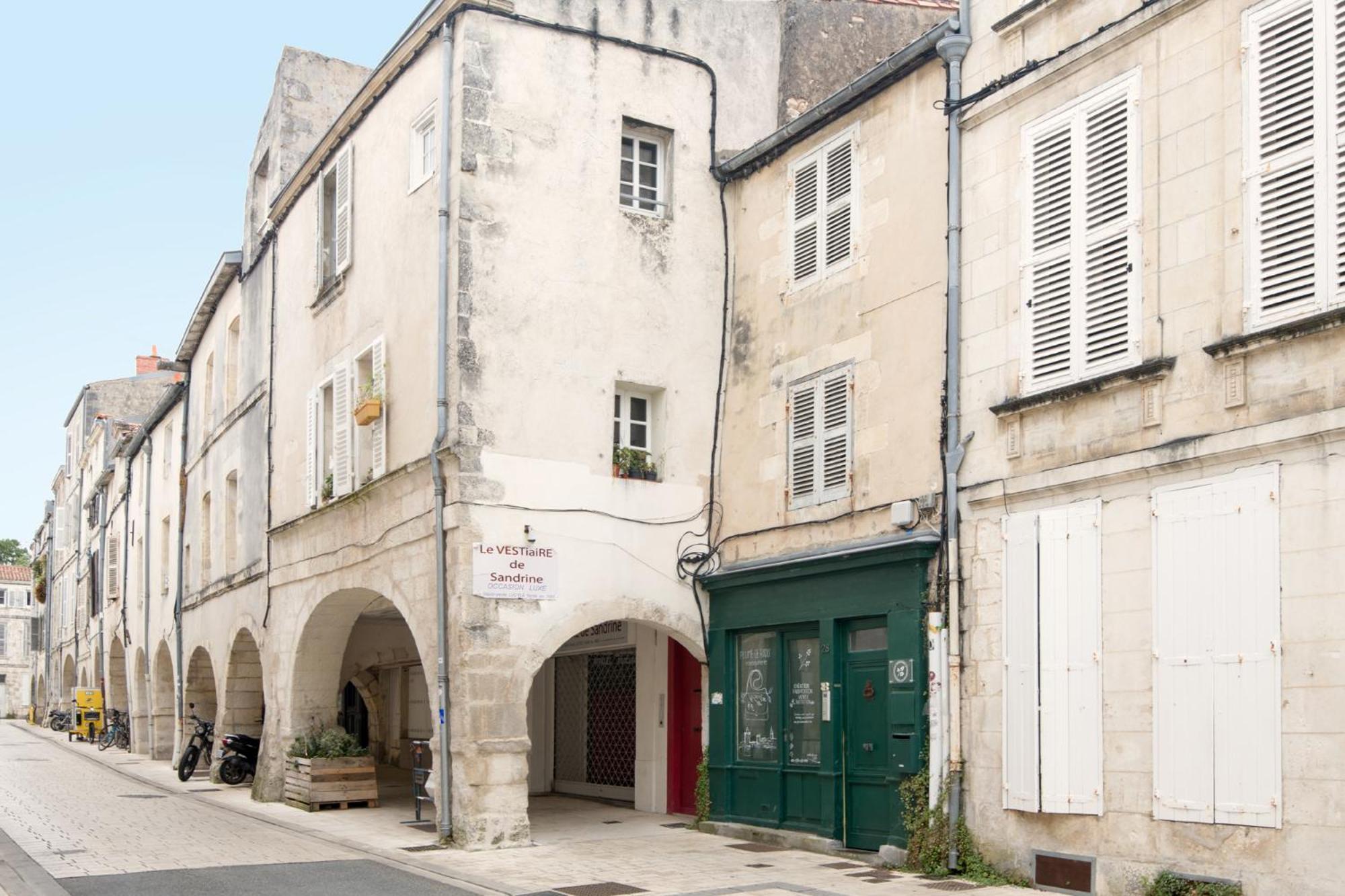 Avec Terrasse En Centre-ville De La Rochelle *