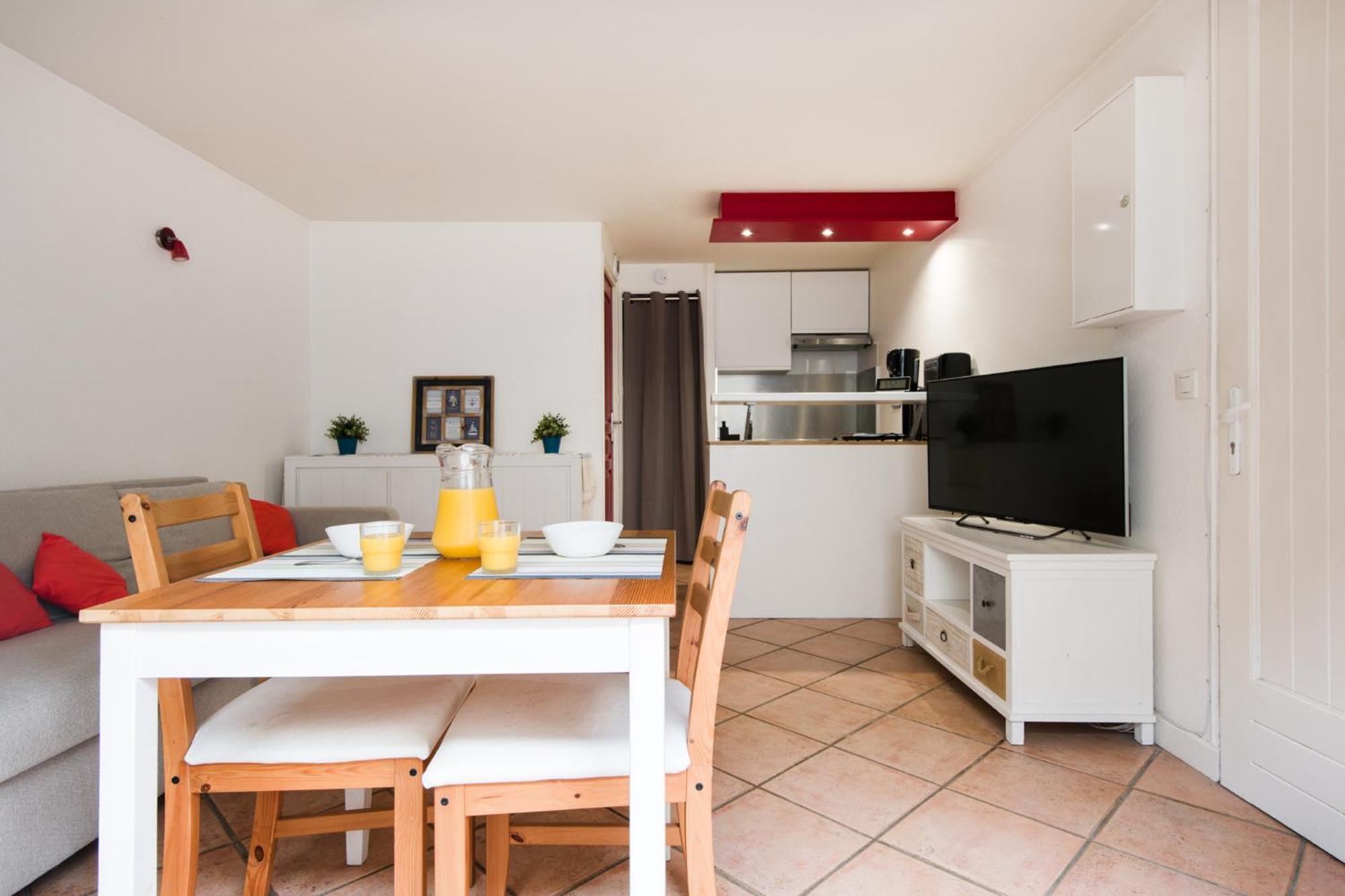 Avec Terrasse En Centre-ville De La Rochelle * La Rochelle (Charente-Maritime)