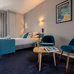 Un Hotel Sur Le Port