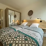 Appartement Cosy Avec Terrasse, Piscine Et Proche Plage A La Rochelle - Fr-1-246-627