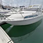 Séjour insolite sur un yacht. Bateau Hôtel à quai.