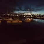 Séjour insolite sur un yacht. Bateau Hôtel à quai.