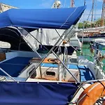 NuitsauPort - plage des Minimes - Voilier à quai Westerly