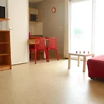 Appartement 2 Pieces Avec Balcon, Parking Et Piscine, La Rochelle - Fr-1-246-11