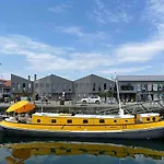 Une Peniche Dans Le Bassin À Flot Du Vieux Port