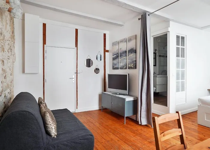 Large And Charming Studio In The Heart Of La Rochelle - Welkeys