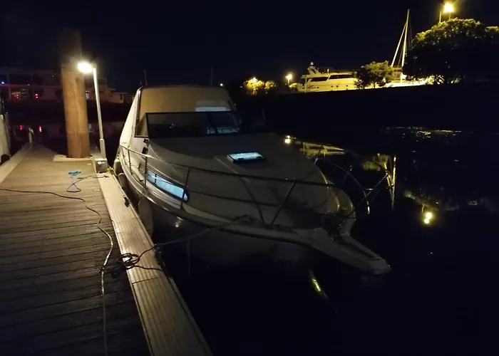 Séjour insolite sur un yacht. Bateau Hôtel à quai.