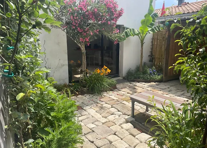 Maison Independante Avec Jardin, Tres Calme, Centre Ville La Rochelle
