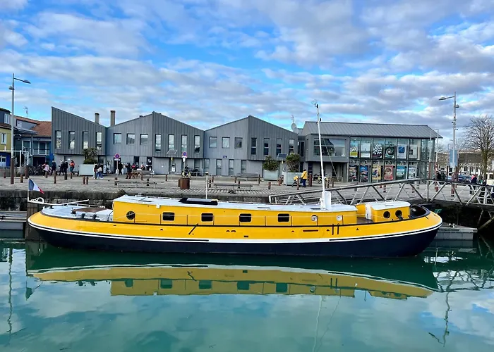 Une Peniche Dans Le Bassin À Flot Du Vieux Port