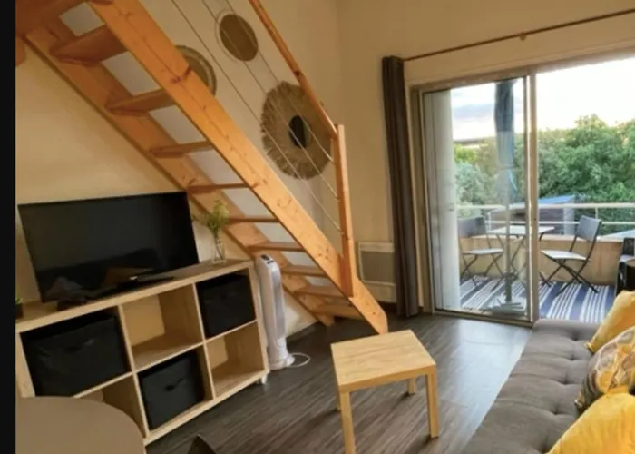 Lovely Apartment With Balcony Near The Lake