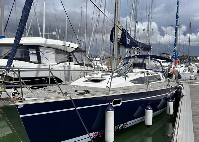Voilier A Quai