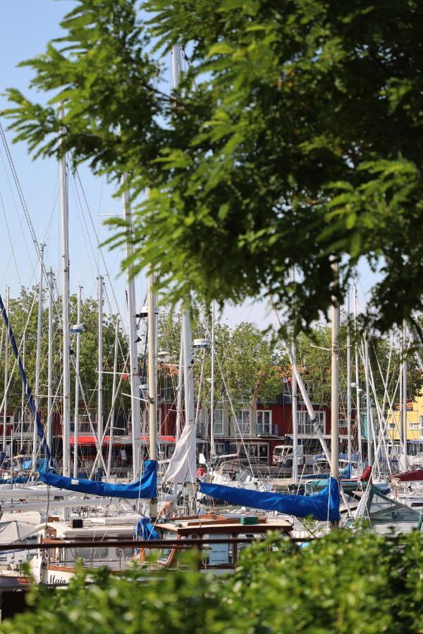 Un Sur Le Port Hotel La Rochelle (Charente-Maritime)