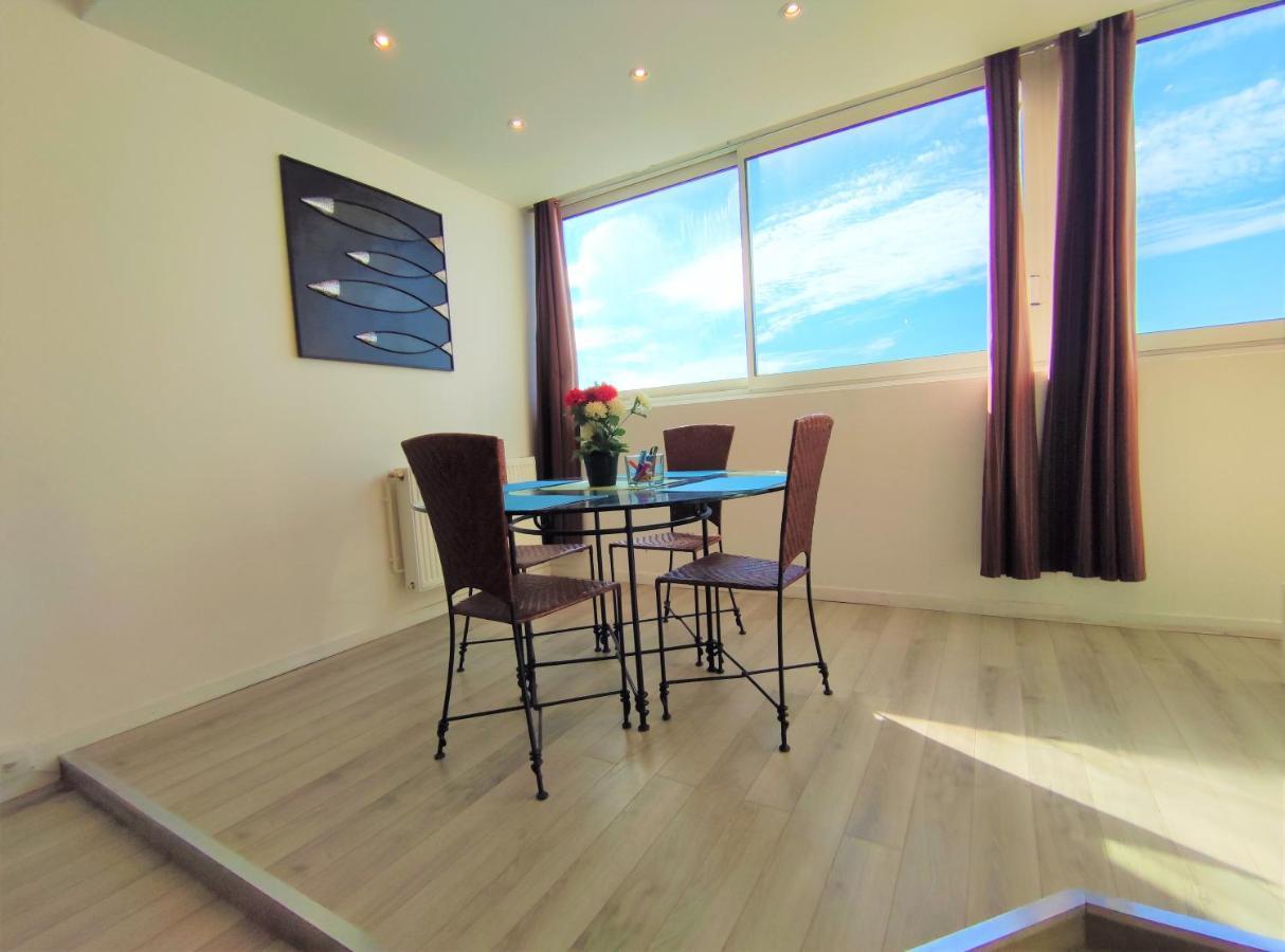 6 Appartements Et 4 Adresses A Mi-Chemin Entre Le Vieux Port Et L Ile De Re * La Rochelle (Charente-Maritime)