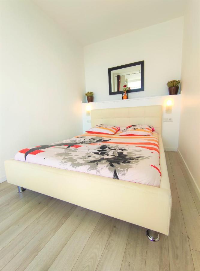6 Appartements Et 4 Adresses A Mi-Chemin Entre Le Vieux Port Et L Ile De Re Apartment La Rochelle (Charente-Maritime)