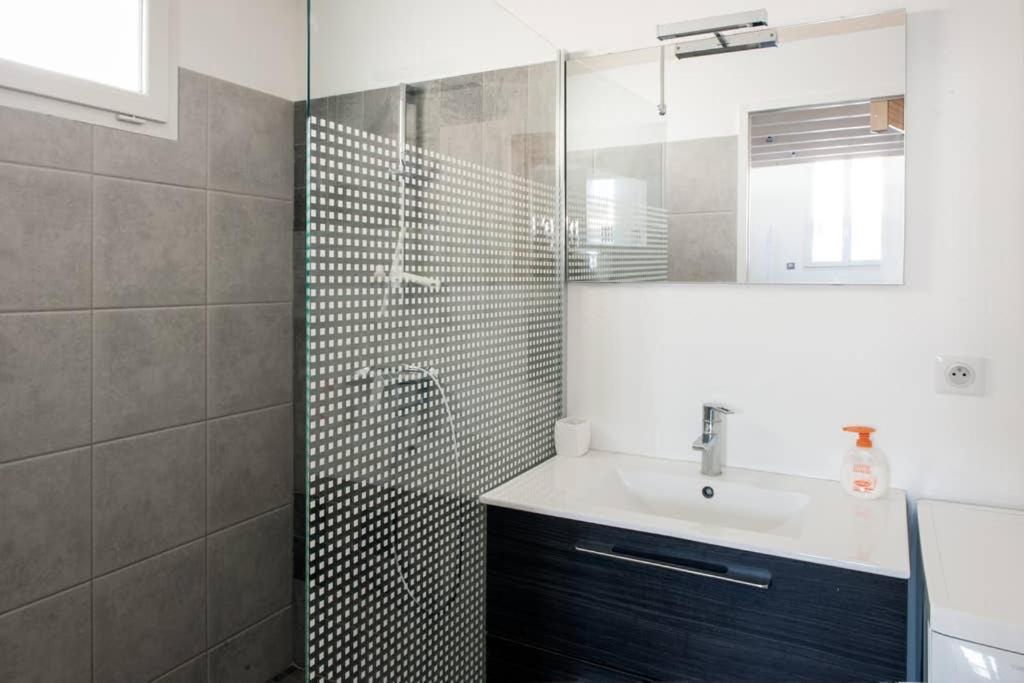 Les Beaux Rivages: Spacious Studio Near Station And Port Apartment *