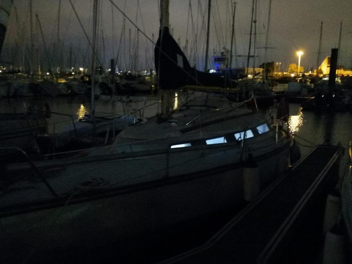 Bateau Voilier Quai Insolite