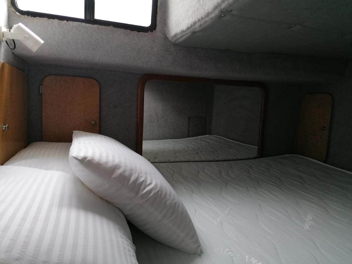 Bateau-hôtel Insolite Sur Un Yacht. Bateau Quai. La Rochelle (Charente-Maritime)