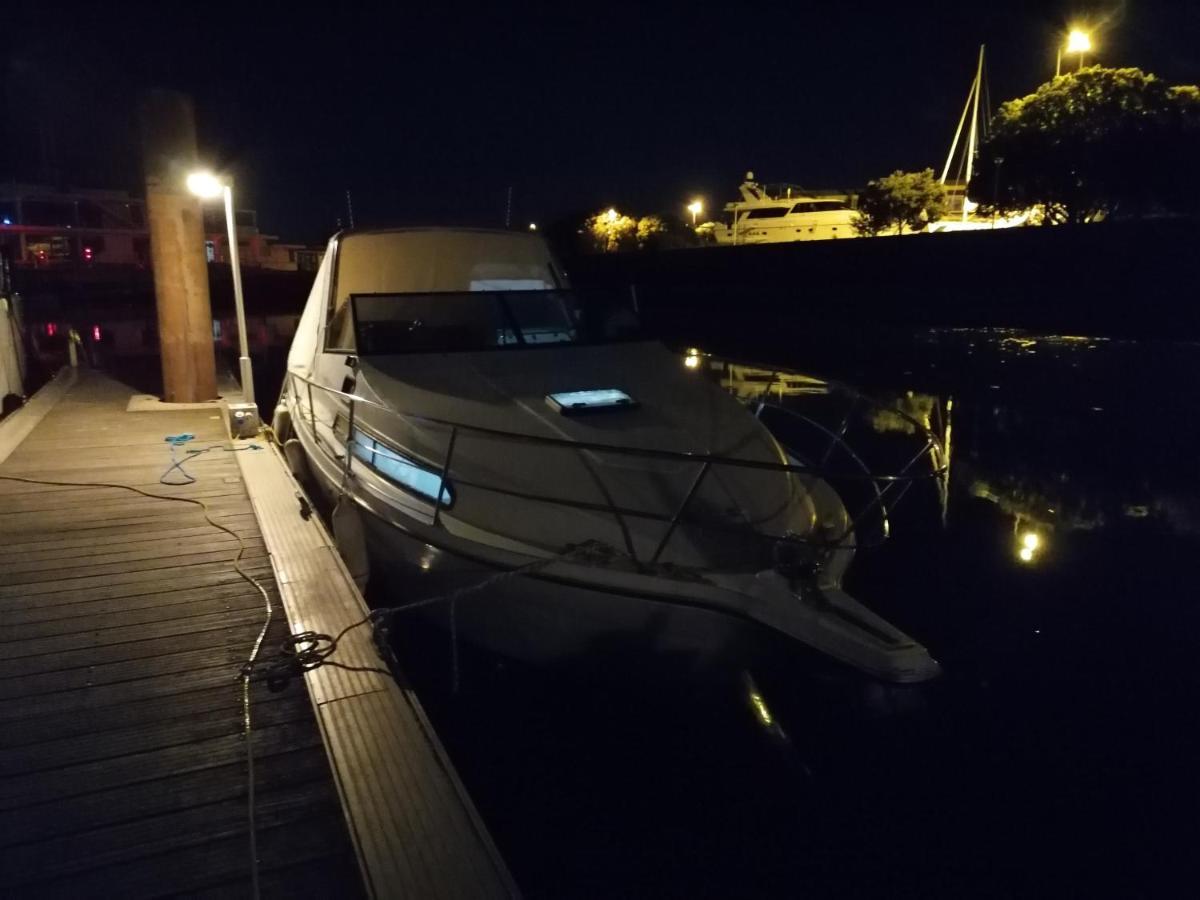 Insolite Sur Un Yacht. Bateau Quai. Bateau-hôtel