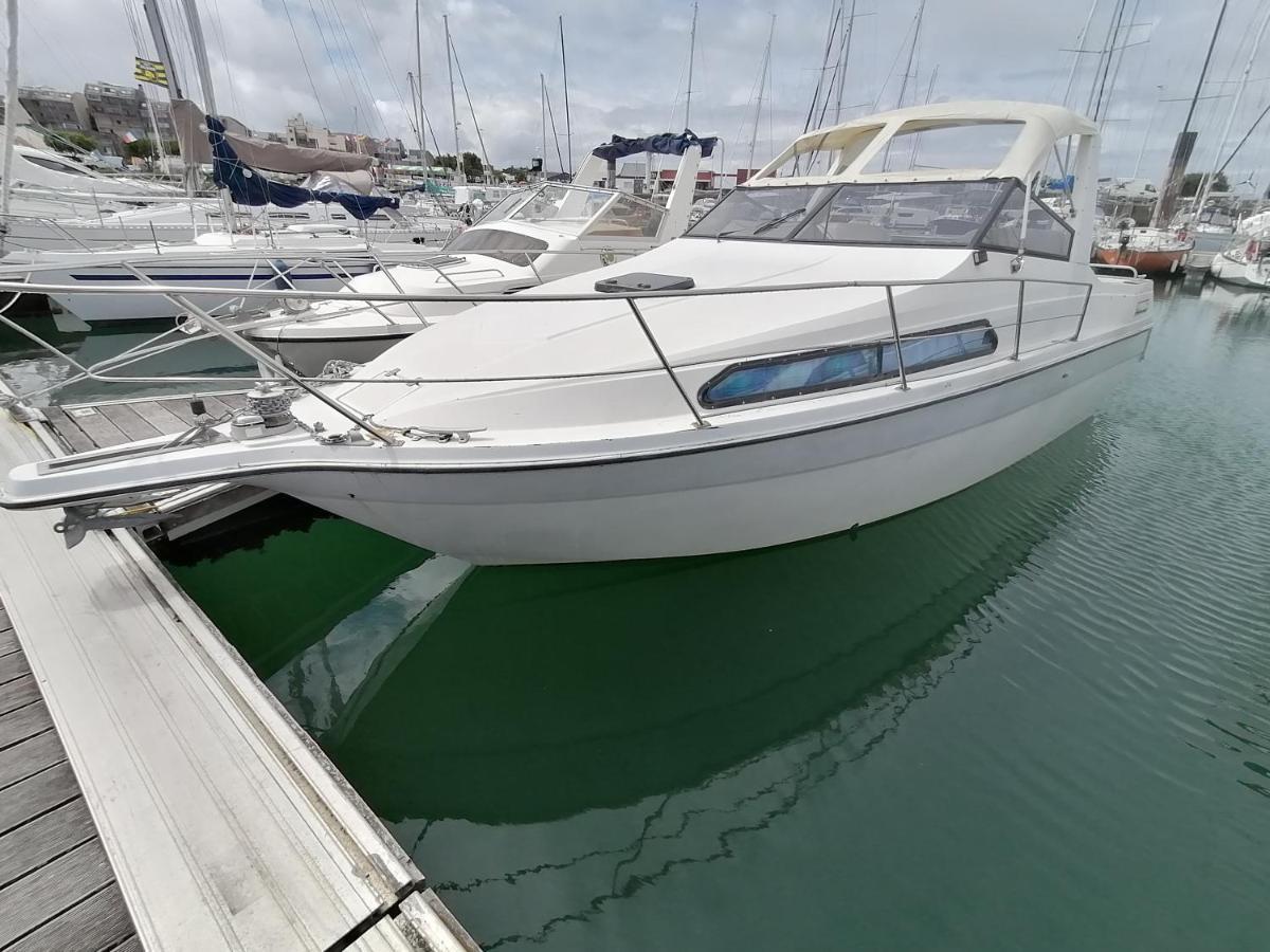 Bateau-hôtel Insolite Sur Un Yacht. Bateau Quai. La Rochelle (Charente-Maritime)