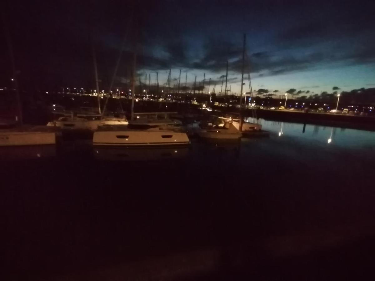 Insolite Sur Un Yacht. Bateau Quai. Bateau-hôtel La Rochelle (Charente-Maritime)