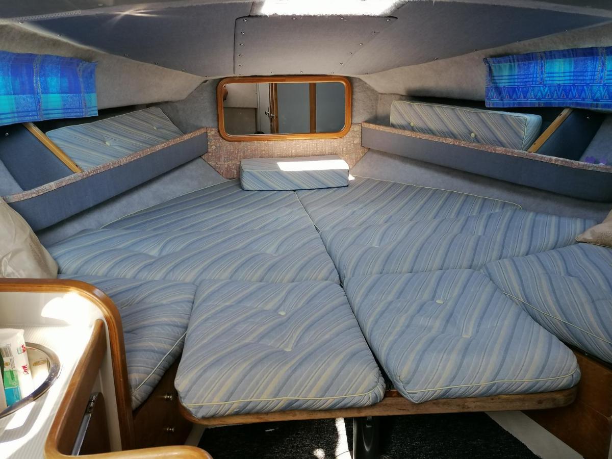 Insolite Sur Un Yacht. Bateau Quai. Bateau-hôtel *