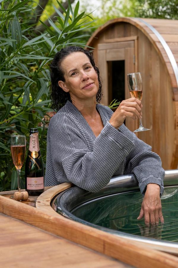 Escale Rochelaise B&b, Bain Nordique Et Sauna Tonneau Bed & Breakfast
