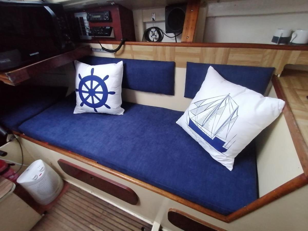Bateau Voilier A Quai Sejour Insolite Botel