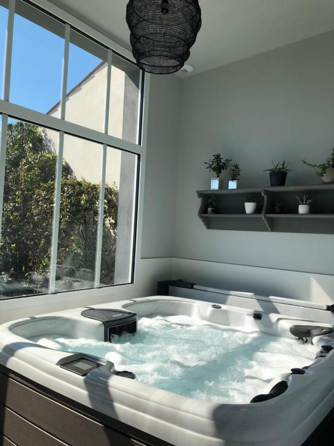 Couette-café Maison M, Privee Acces Jardin Piscine Et Jacuzzi Pres De La Rochelle