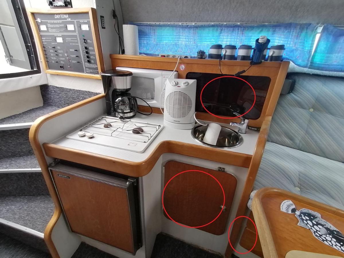 Insolite Sur Un Yacht. Bateau Quai. Bateau-hôtel *