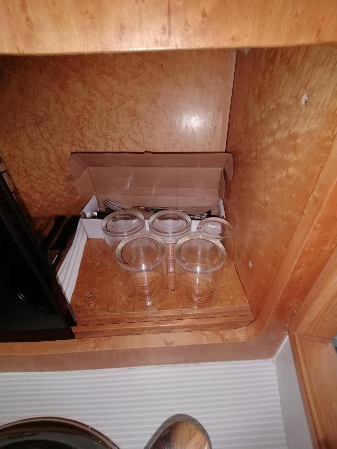 Sejour Insolite Sur Un Yacht. Bateau A Quai.