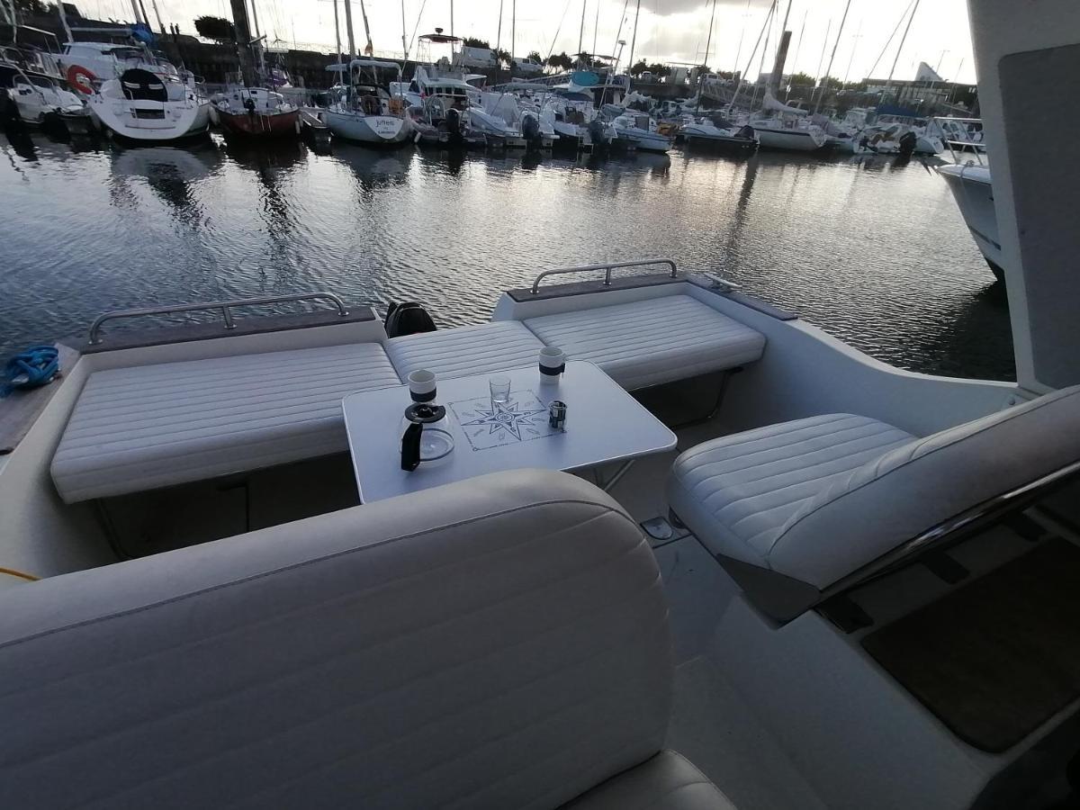 Insolite Sur Un Yacht. Bateau Quai. Bateau-hôtel La Rochelle (Charente-Maritime)