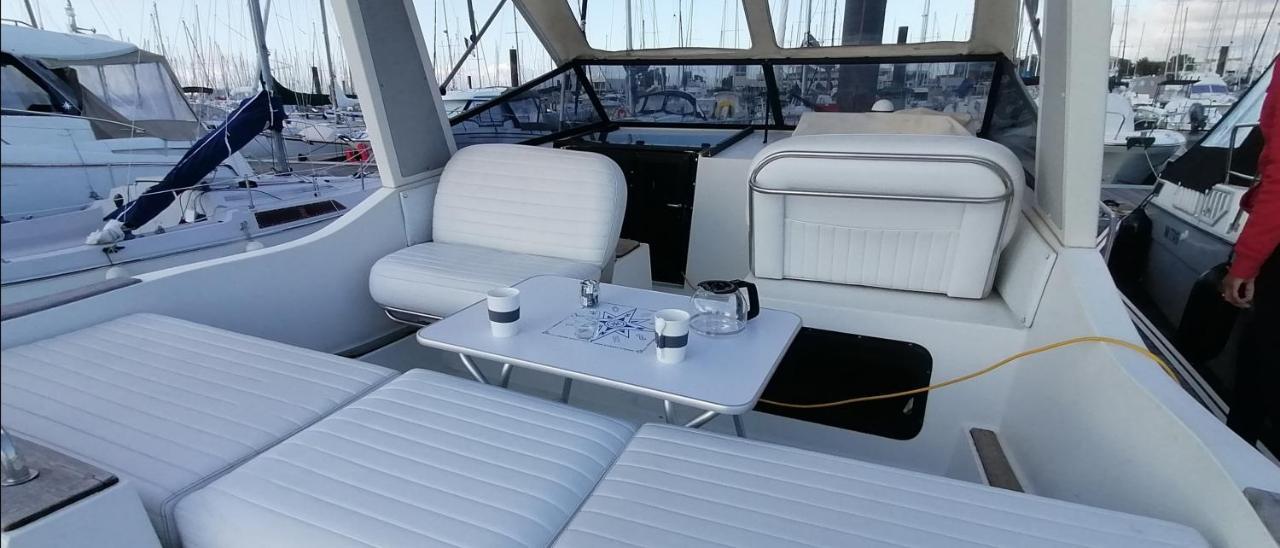 Insolite Sur Un Yacht. Bateau Quai. Bateau-hôtel