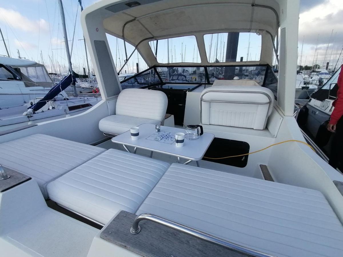 Insolite Sur Un Yacht. Bateau Quai. Bateau-hôtel La Rochelle (Charente-Maritime)