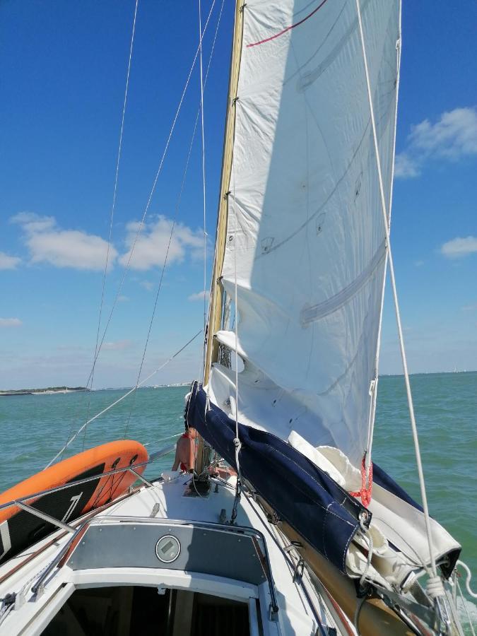 Bateau Voilier Quai Insolite