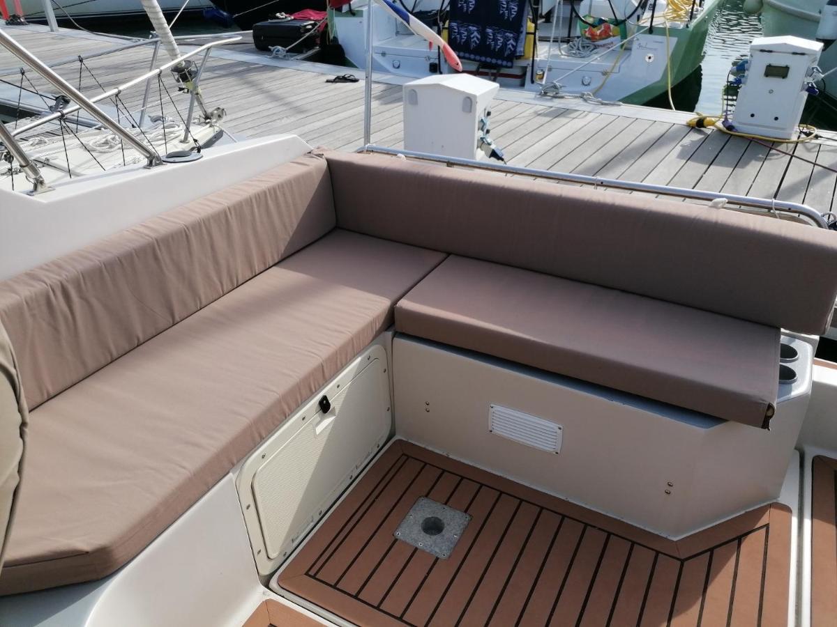 Sur Un Yacht Insolite