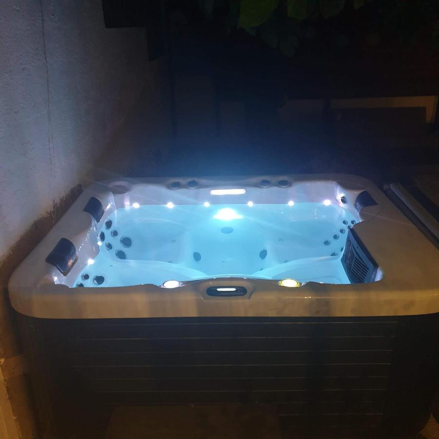 Hébergement de vacances Maison Familiale Avec Jacuzzi Et Piscine *