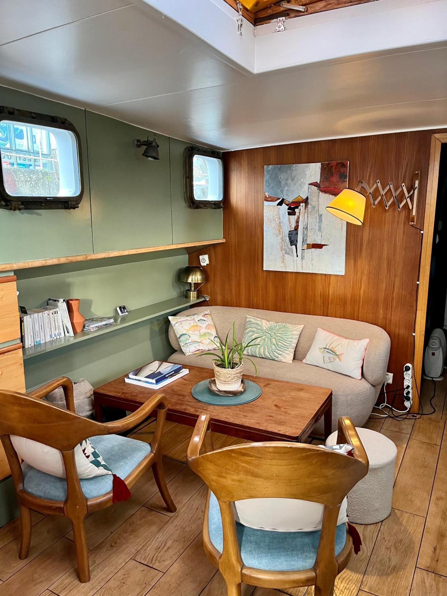 Peniche Dans Le Bassin à Flot Du Vieux Port Bateau-hôtel *