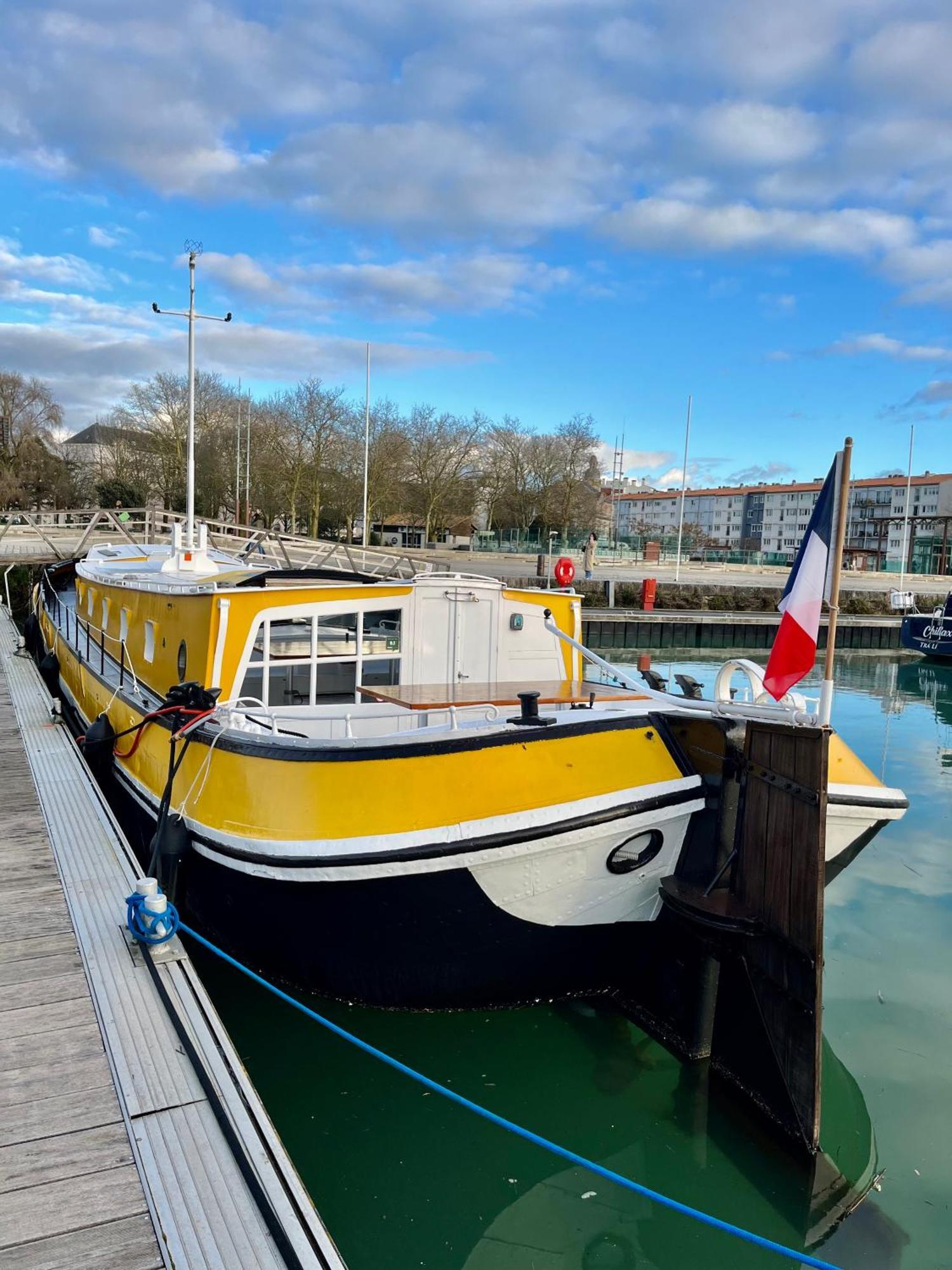 Peniche Dans Le Bassin à Flot Du Vieux Port