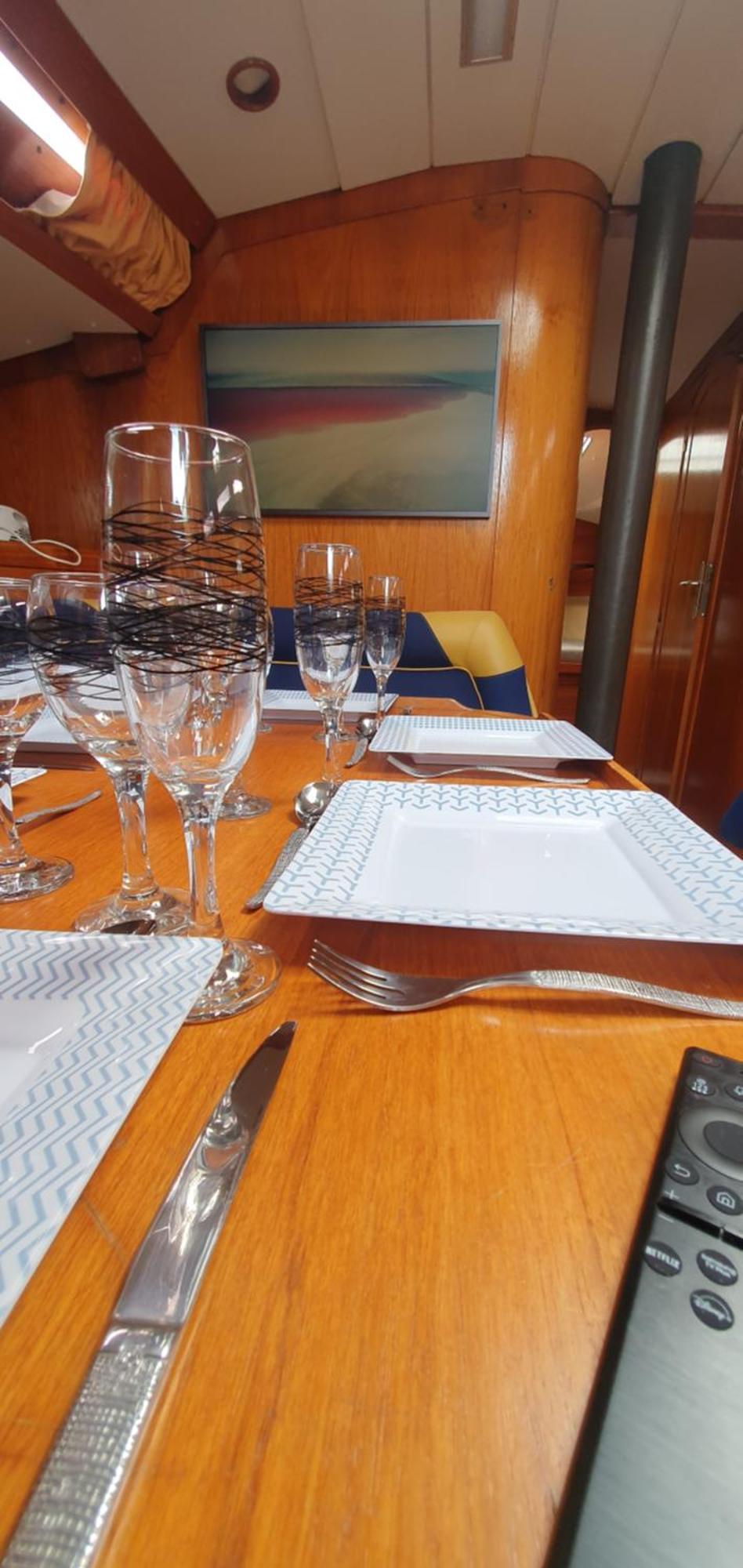 Botel Coriandre 2 - Sur Un Grand Voilier 9 Personnes By Nuits Au Port *