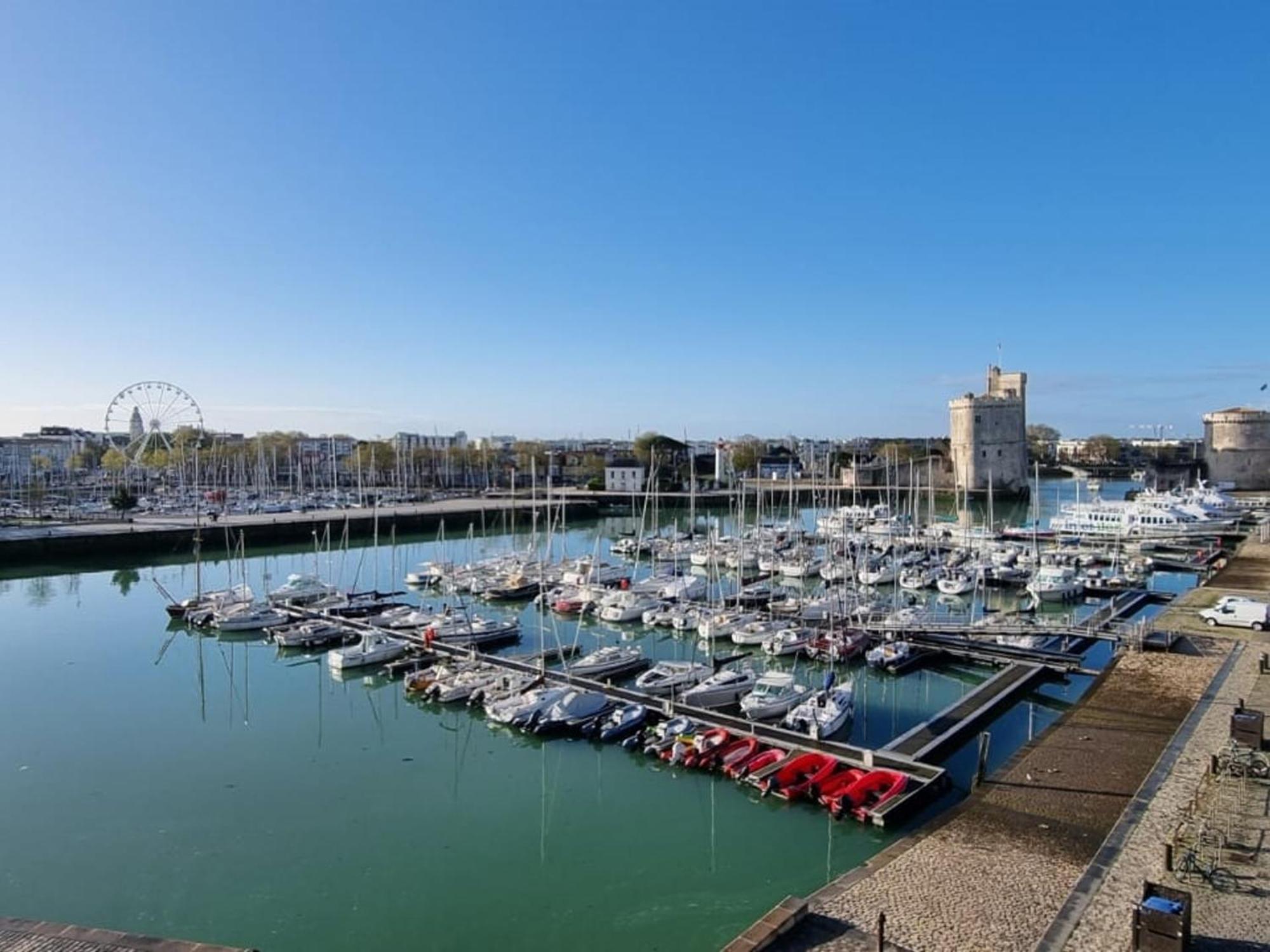 Ensoleille Au Bord De Avec Balcon Et Parking, Proche Centre Et - La Rochelle - Fr-1-535-51 * La Rochelle (Charente-Maritime)