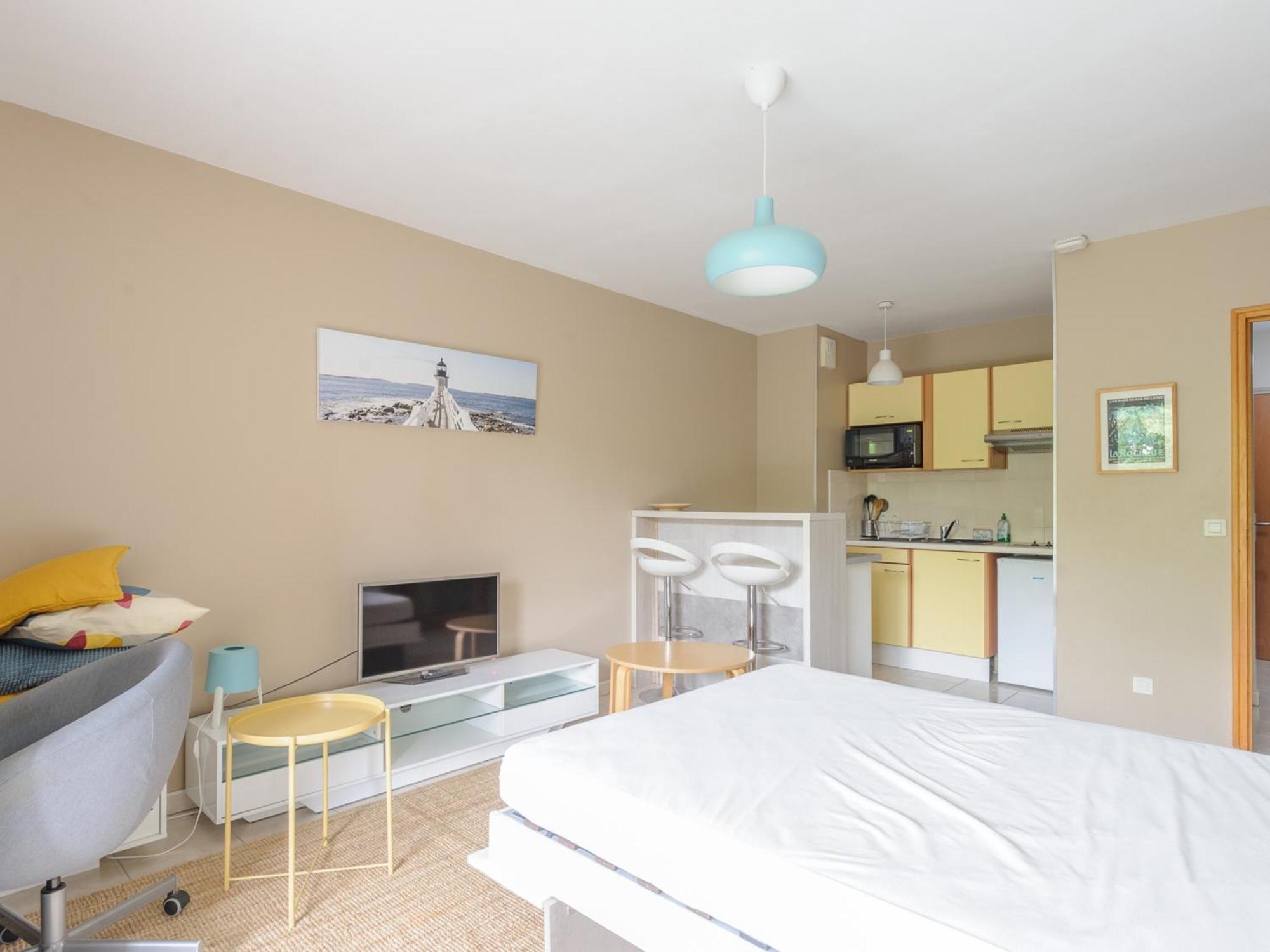 Ensoleille Au Bord De Avec Balcon Et Parking, Proche Centre Et - La Rochelle - Fr-1-535-51