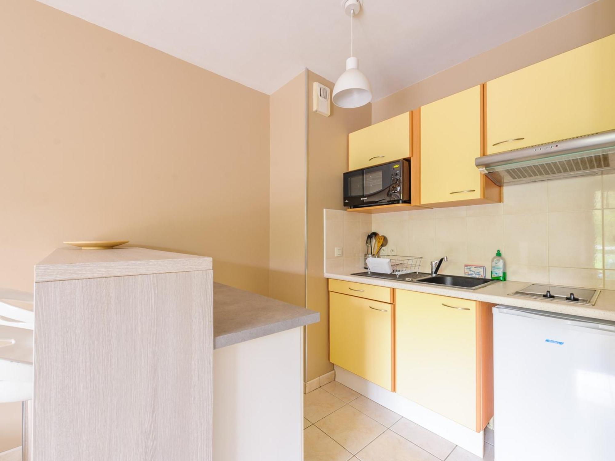 Ensoleille Au Bord De Avec Balcon Et Parking, Proche Centre Et - La Rochelle - Fr-1-535-51 Apartment *