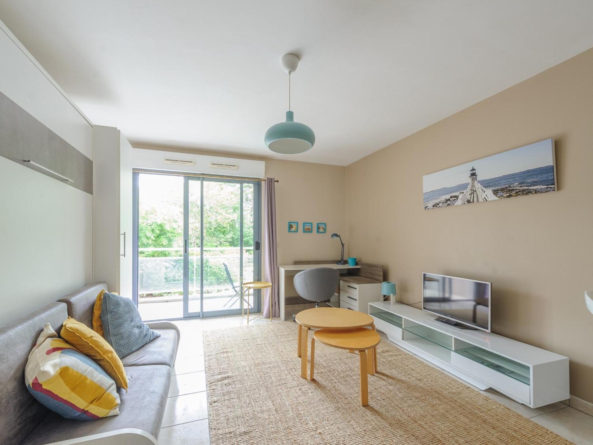 Apartment Ensoleille Au Bord De Avec Balcon Et Parking, Proche Centre Et - La Rochelle - Fr-1-535-51 *