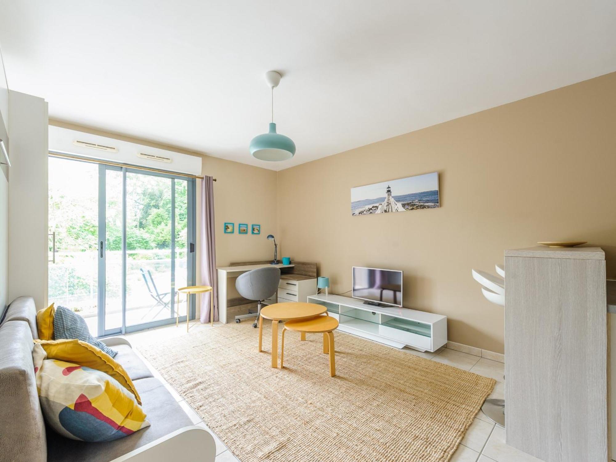 Ensoleille Au Bord De Avec Balcon Et Parking, Proche Centre Et - La Rochelle - Fr-1-535-51 *