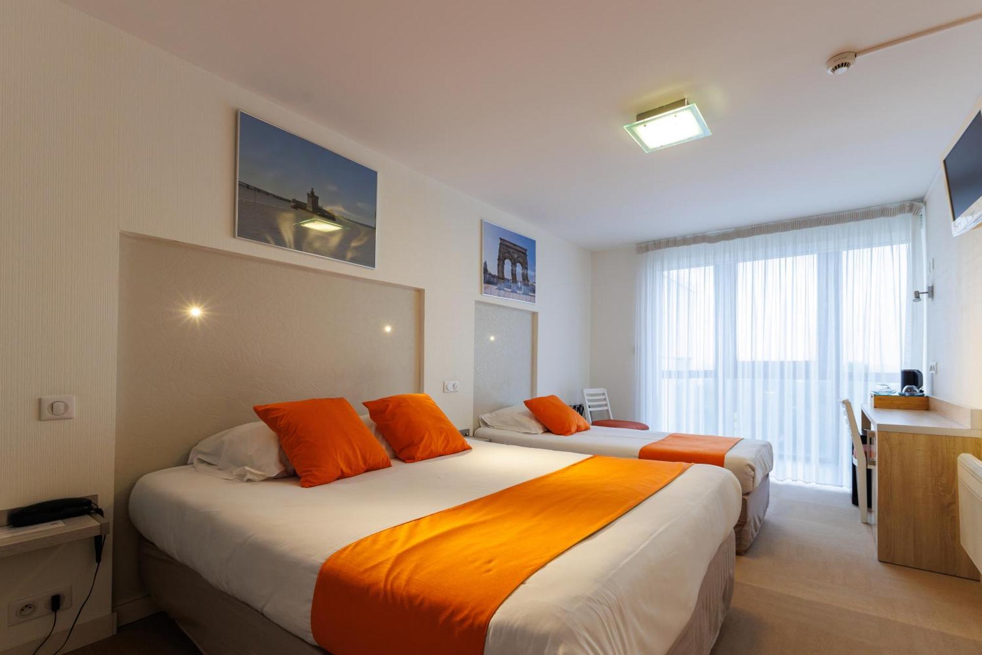 Hotel Logis Le Rochelois 3*