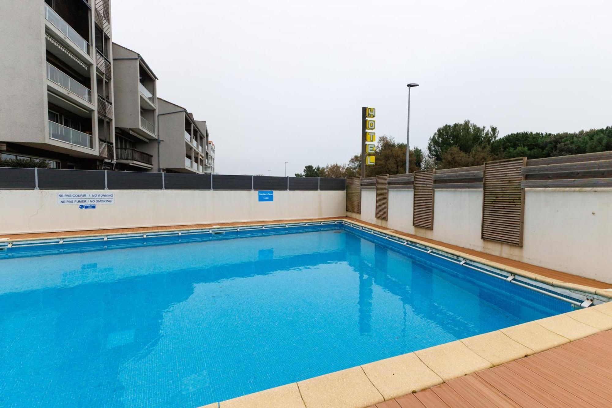 Logis Le Rochelois Hotel